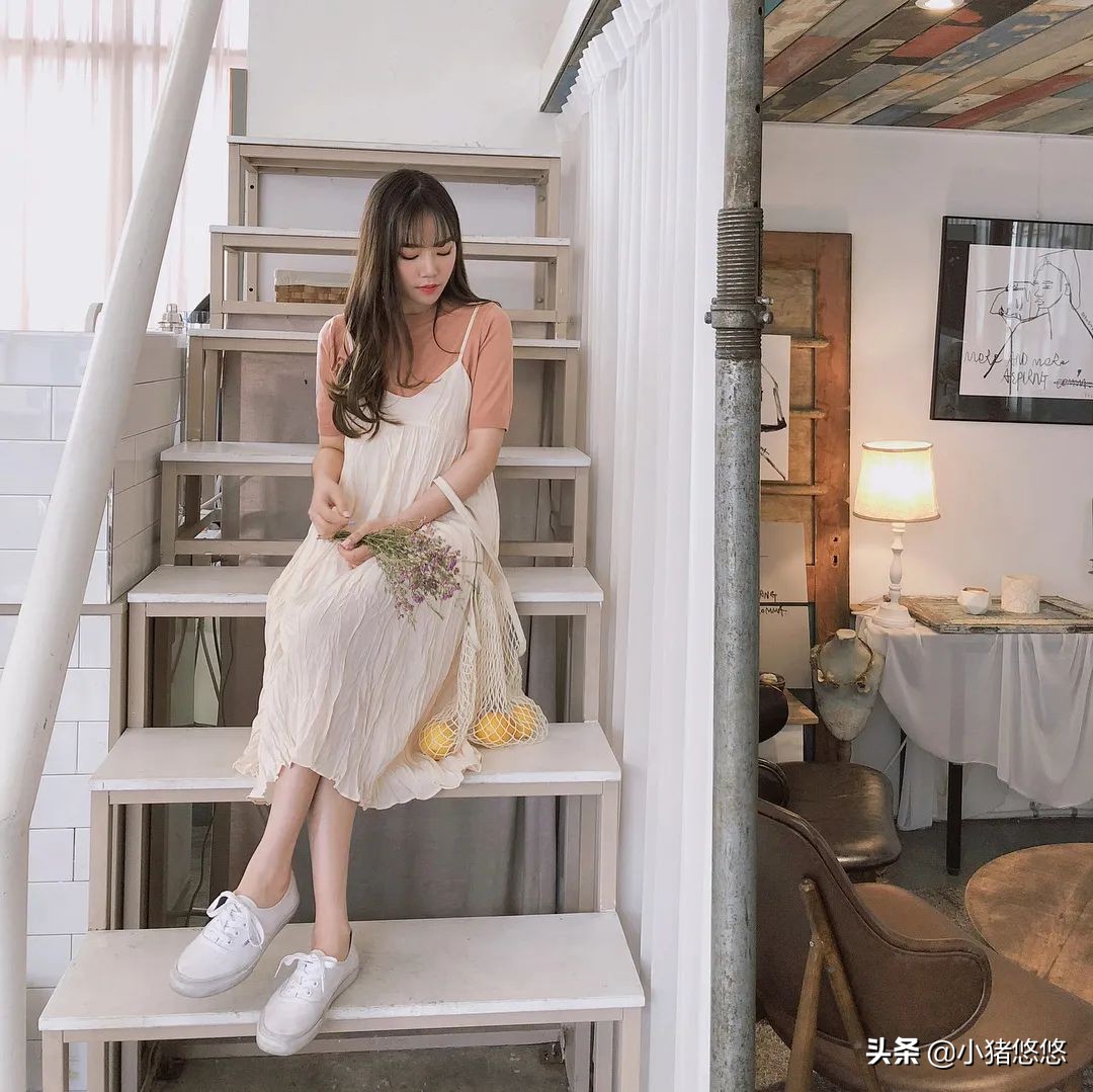 连帽卫衣白色帆布鞋高级穿搭,绿色卫衣配帆布鞋还是老爹鞋