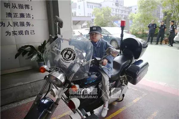 我们等你长大当警察！这个六一节，8岁白血病男孩小嘉恒圆梦了！