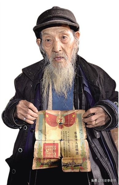 邱少云真实长相曝光，长得很帅气，当年战友：质疑邱少云都是混账