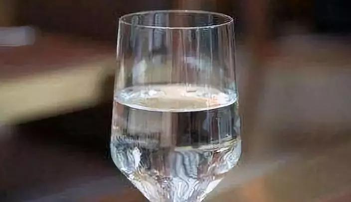 茅台15年酒瓶灌酒的正确方式,茅台酒瓶倒不出来怎么办