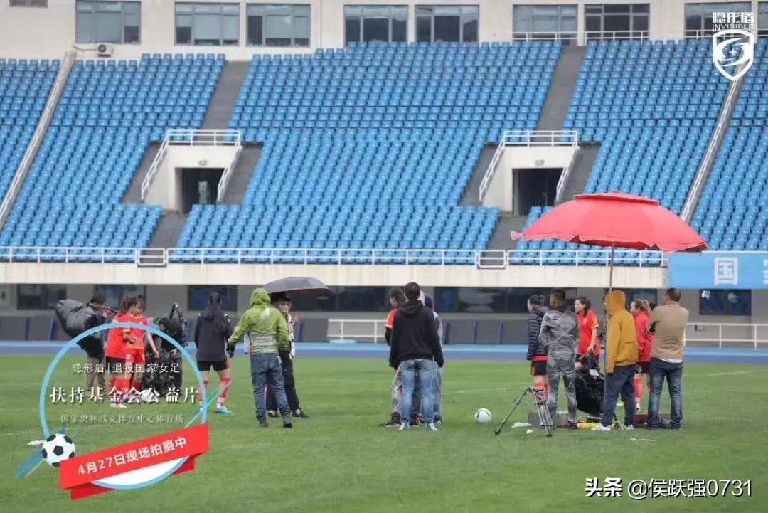 别忘了，曾经的你也饱含热泪为她们高歌铿锵玫瑰……