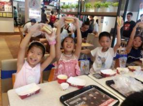 小王去当了“储备经理”，每天干着打杂的活，被经理训斥后醒悟了