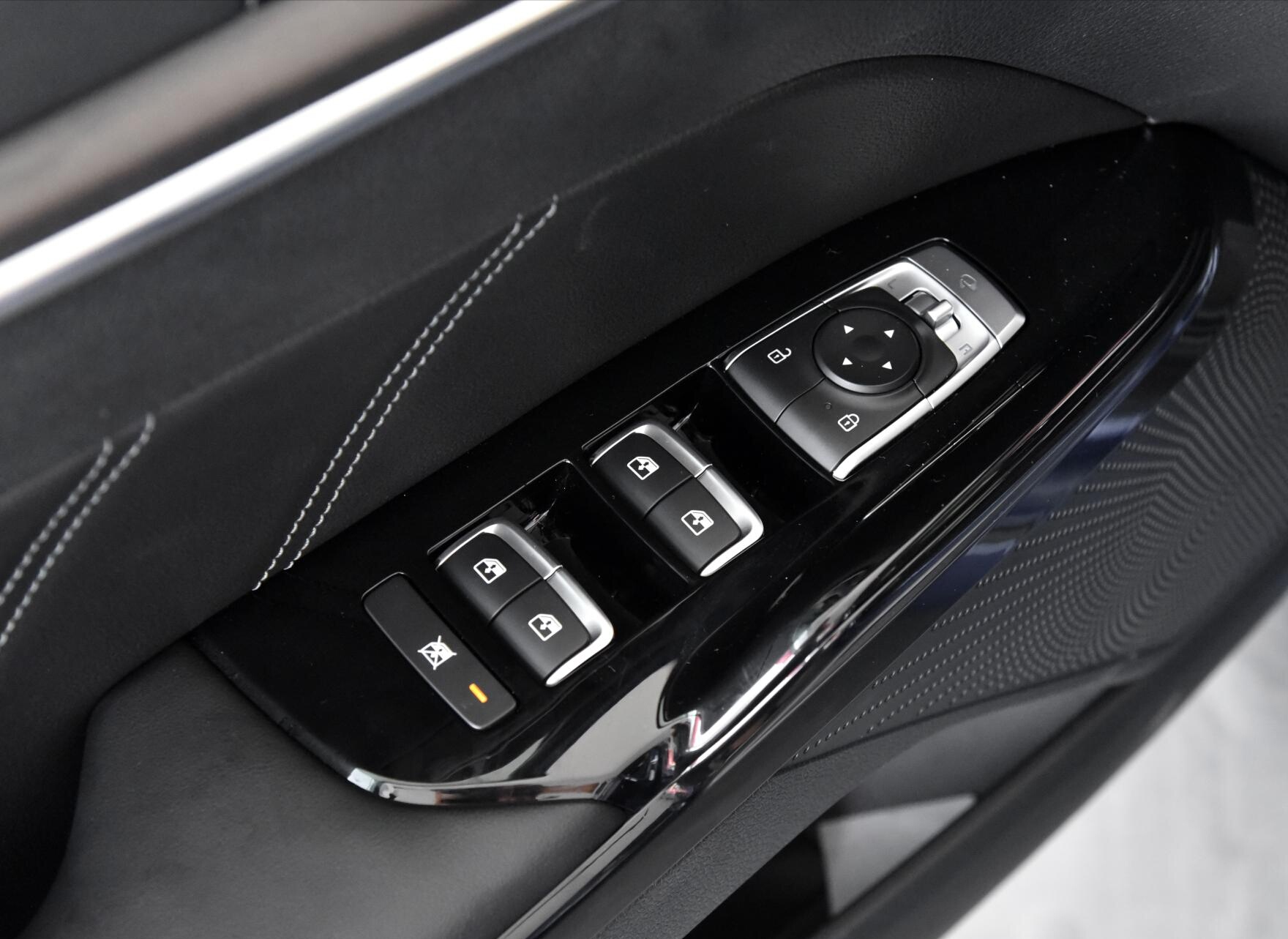 最新款起亚k5最低配,雅阁与起亚k5