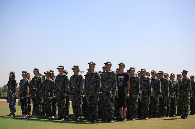 军训教官来学校军训,去学校的教官都是军人吗