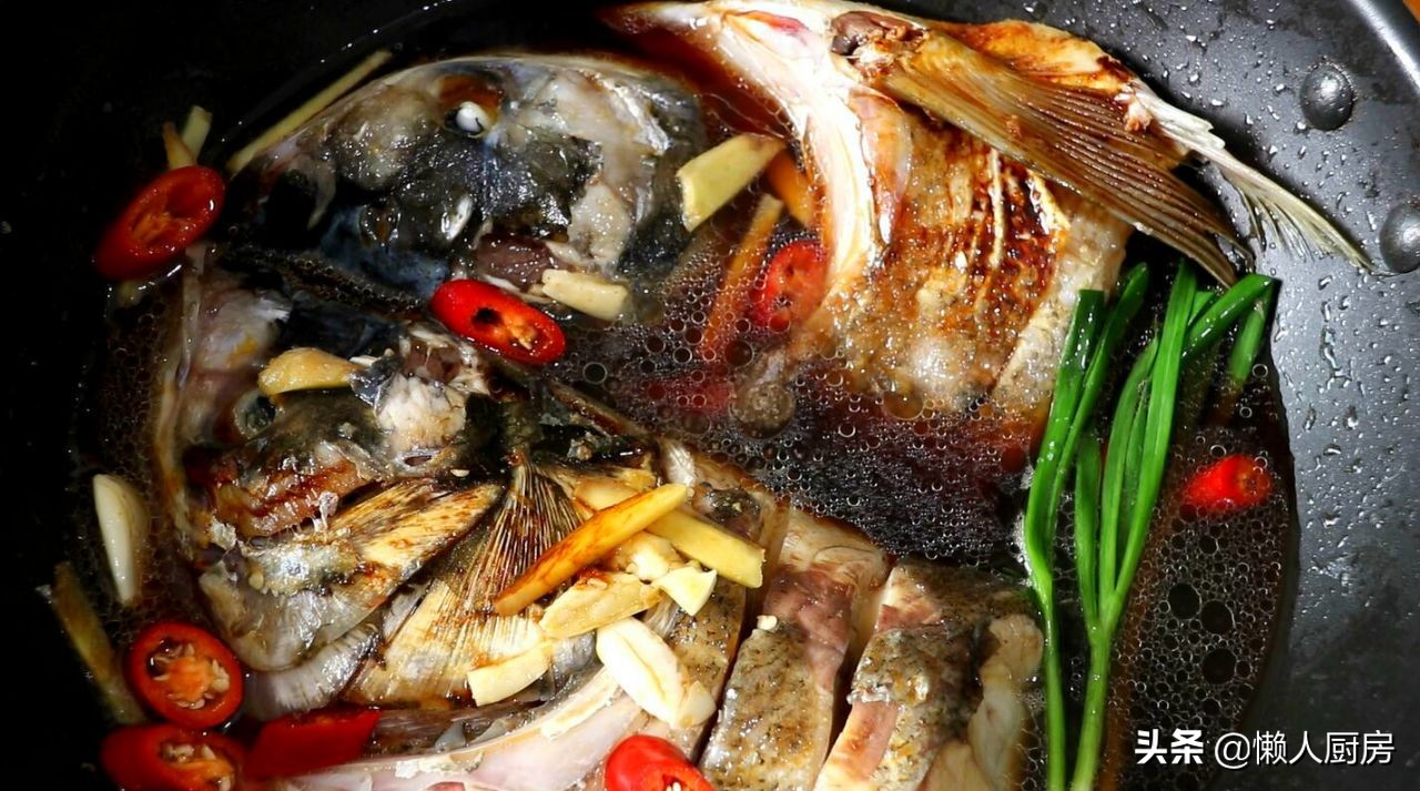 鱼头焖花蛤,这才是花蛤和虾最好的做法