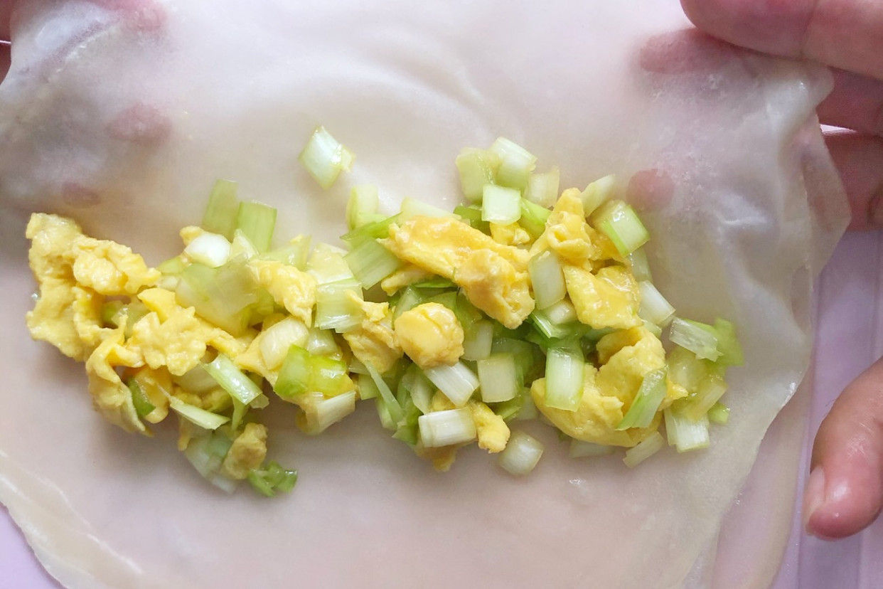 剩的饺子皮别扔这样做比春卷好吃,剩下的饺子皮怎么做才好吃