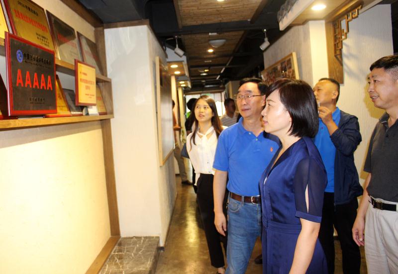 静松播报｜潜江市委常委王玉梅一行到访四川省湖北商会