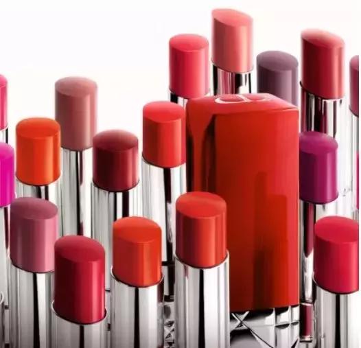 女生为什么要涂那么多东西,唇色深的女生涂口红