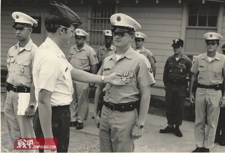 空军宪兵第四部分：安全部队制服配饰中的特色元素