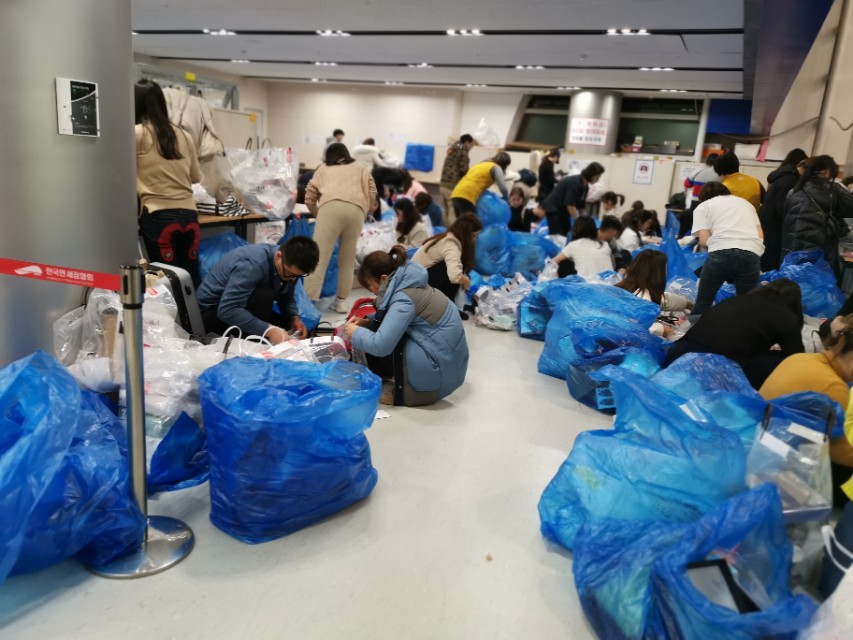 在济州岛机场,有群特殊的人群,每天都在做同一件事情