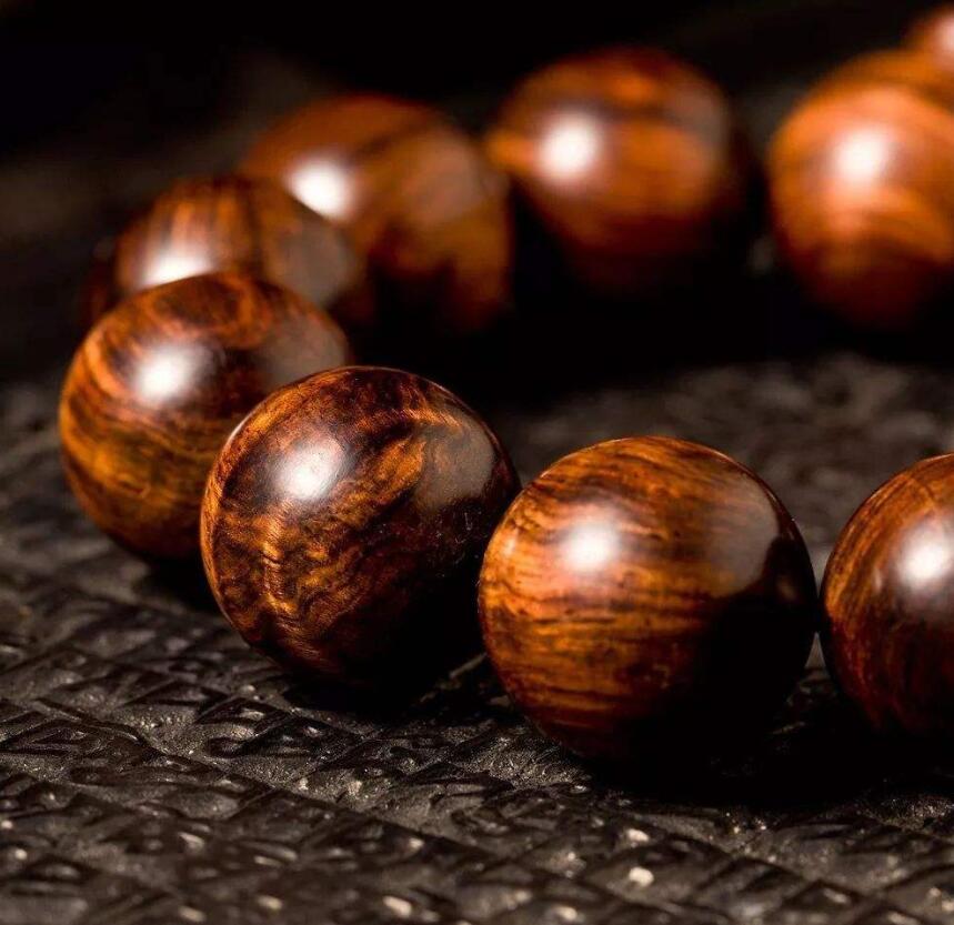 沉香木手串和黄花梨手串的区别,沉香木黄花梨小叶紫檀手串哪个好