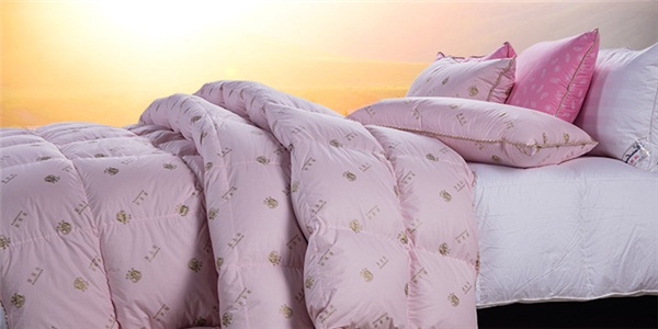 蚕丝被可以晒太阳吗,羽绒被可以洗衣机洗吗