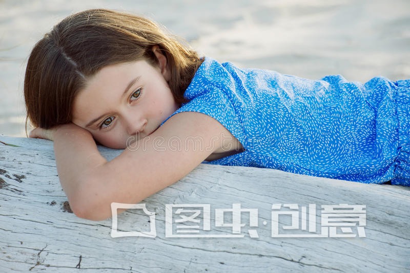 孩子咬手指甲抠指甲是什么原因,孩子咬指甲抠指甲