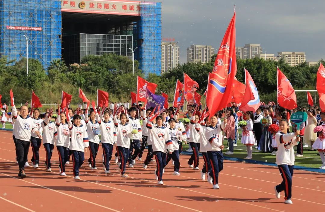小学秋季田径运动会报道,运动少年展英姿