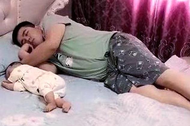 宝爸陪孩子睡觉,宝爸哄宝宝睡觉有妙招