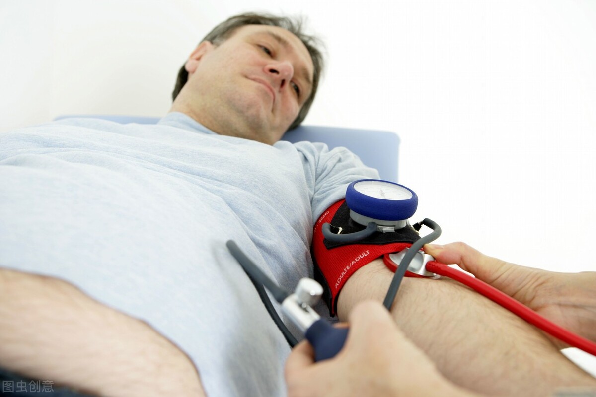 用腕式血压计如何正确量血压,腕式血压计和水银血压计哪个准