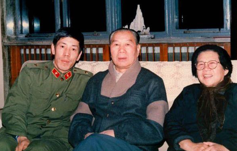 *警武**部队的第一位女将军，九一三事件后恢复自由，父亲是开国上将