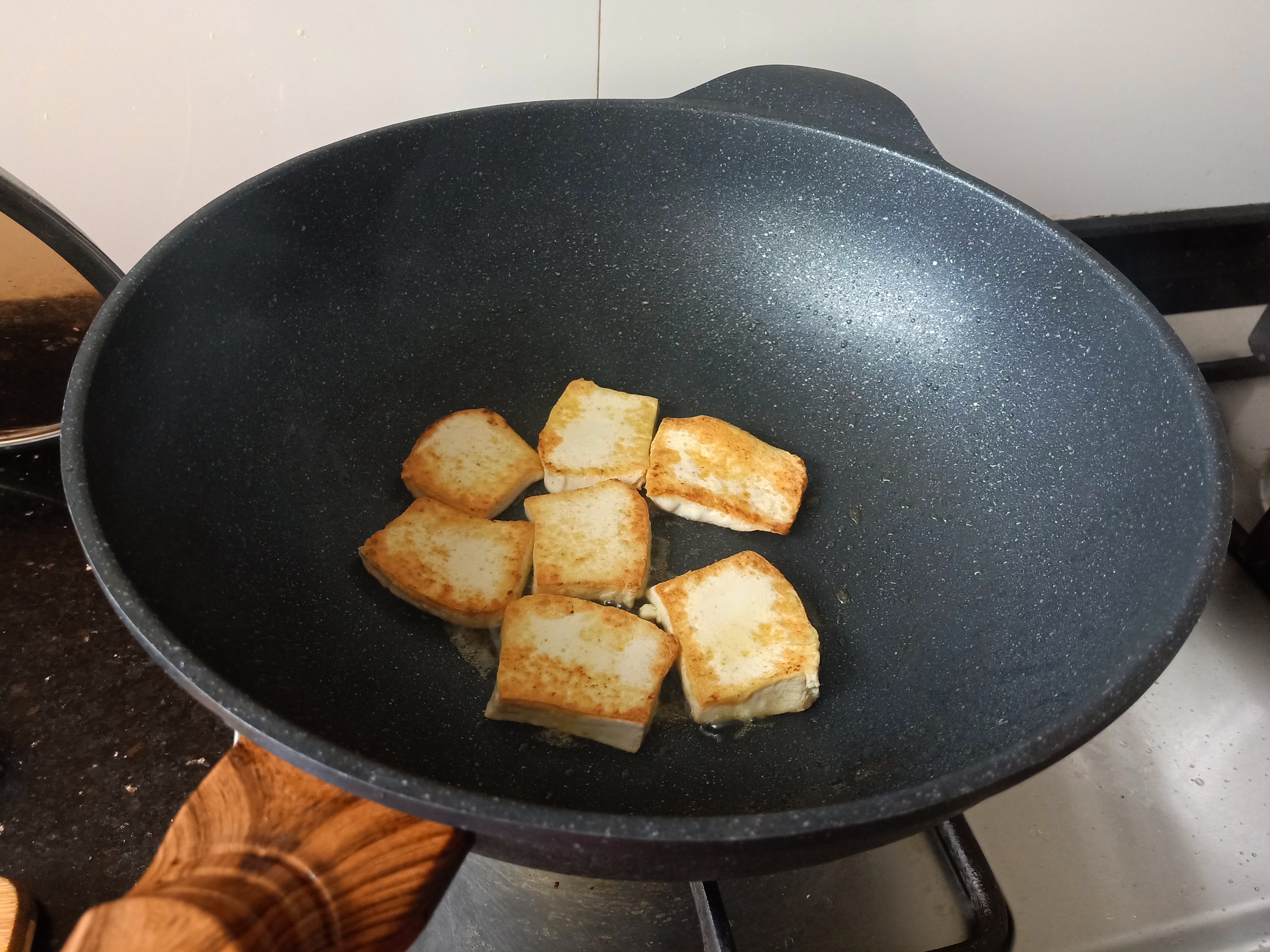 炒菜用铁锅还是不粘锅好吃,炒菜到底是铁锅好还是砂锅好