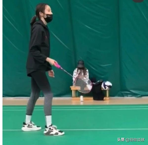 鹿晗打羽毛球关晓彤,鹿晗关晓彤打羽毛球穿的鞋