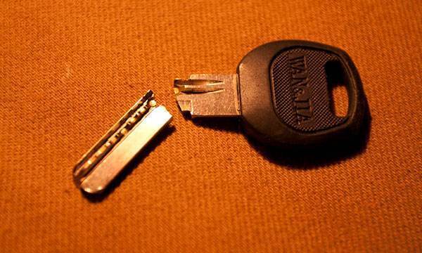 钥匙断了在里面怎么抠出来,钥匙一不小心被拧断