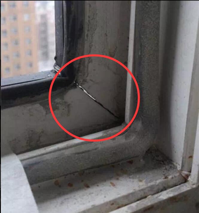 窗户安装好,才发现一边高一边低的情况,没封好后期漏水就麻烦了