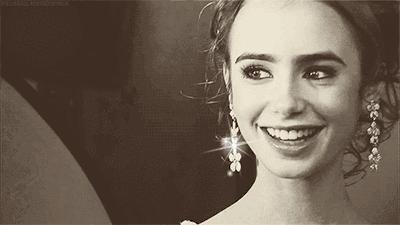 现在的女生喜欢戴玉佩还是项链,现在女孩子都流行戴什么项链