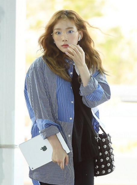 金泰妍白t牛仔裤,金泰妍背带裤