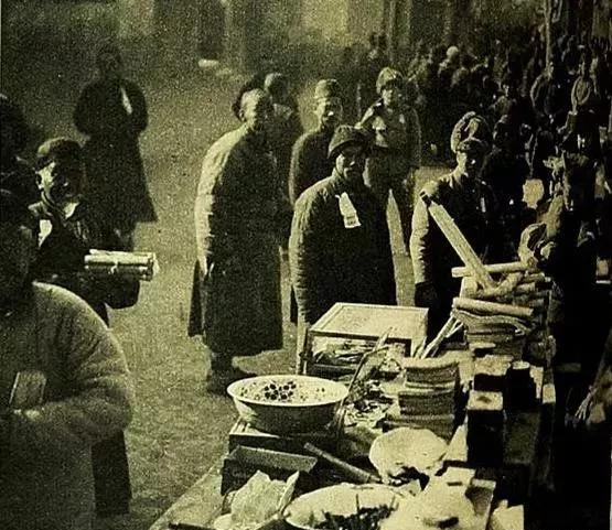 *京大南***杀屠**日寇*杀屠**3000人后在尸体堆中找活人,用*刀刺**挑女性取乐