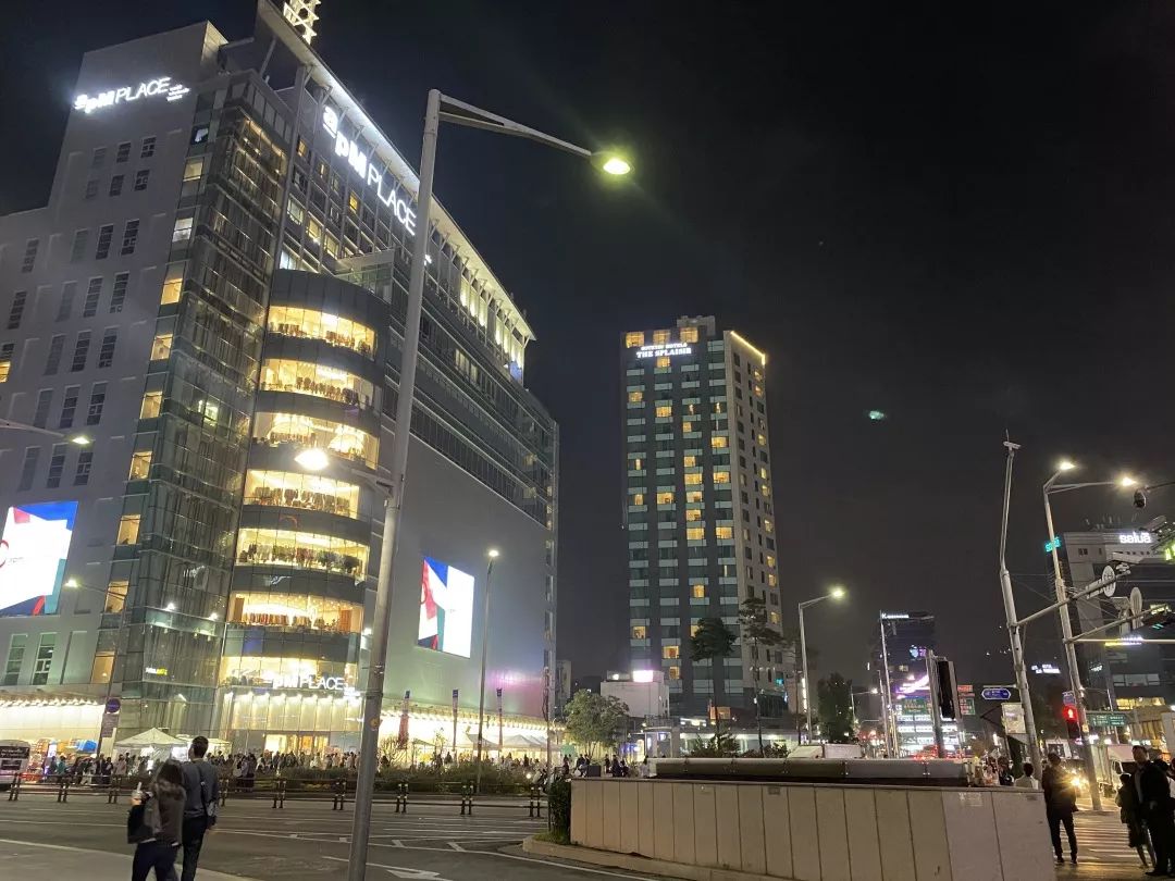 00后靠卖衣服三个月赚了一百万,中国小伙卖衣服赚6000