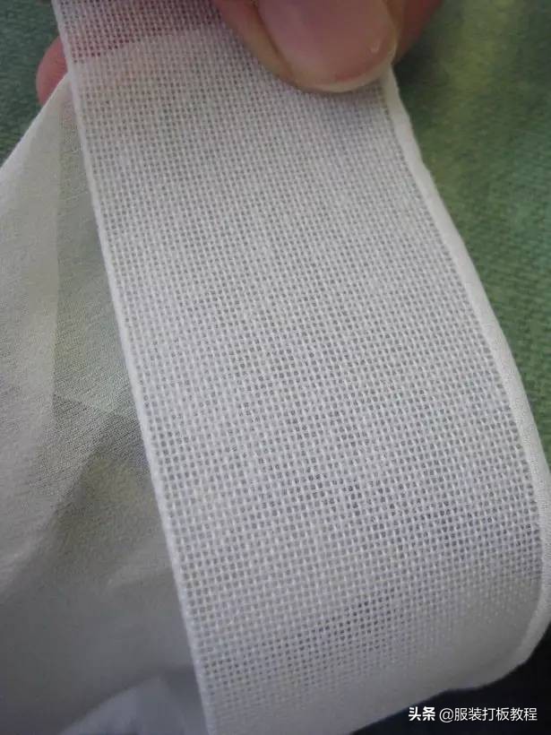 裁剪衣服后卷边怎么简单缝起来,卷边面料怎么裁剪