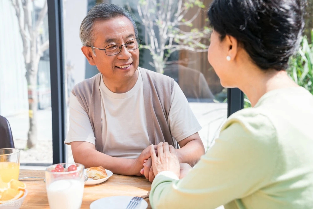 六旬老人恋上45岁年轻舞伴,六旬老人迷恋上靳东完整版