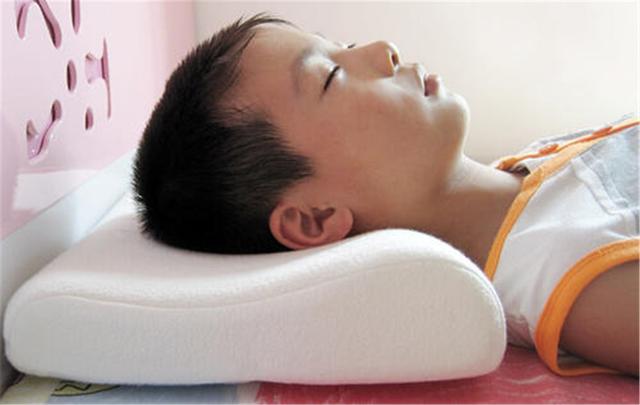 睡枕头和不睡枕头的娃,小孩是睡枕头好还是不睡枕头好