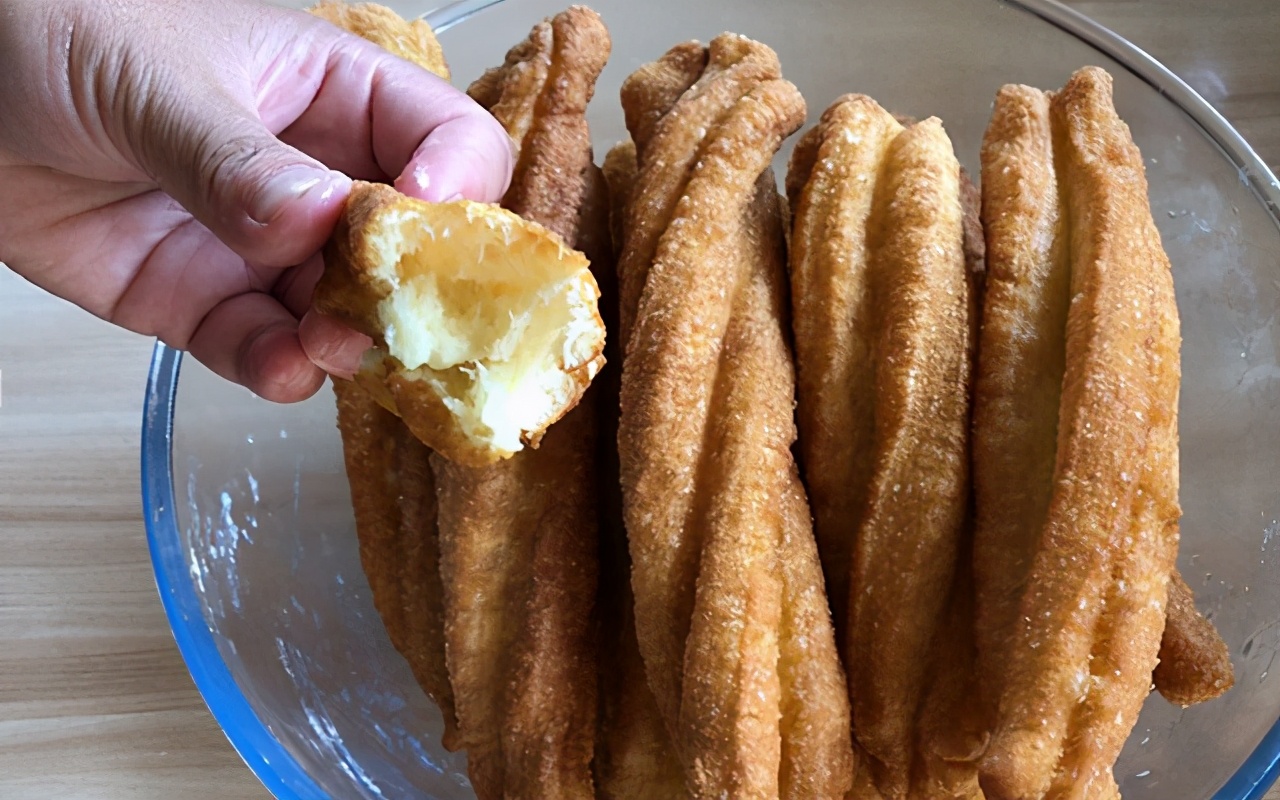 蓬松酥脆空心小油条,小油条蓬松酥脆不加水方便简单