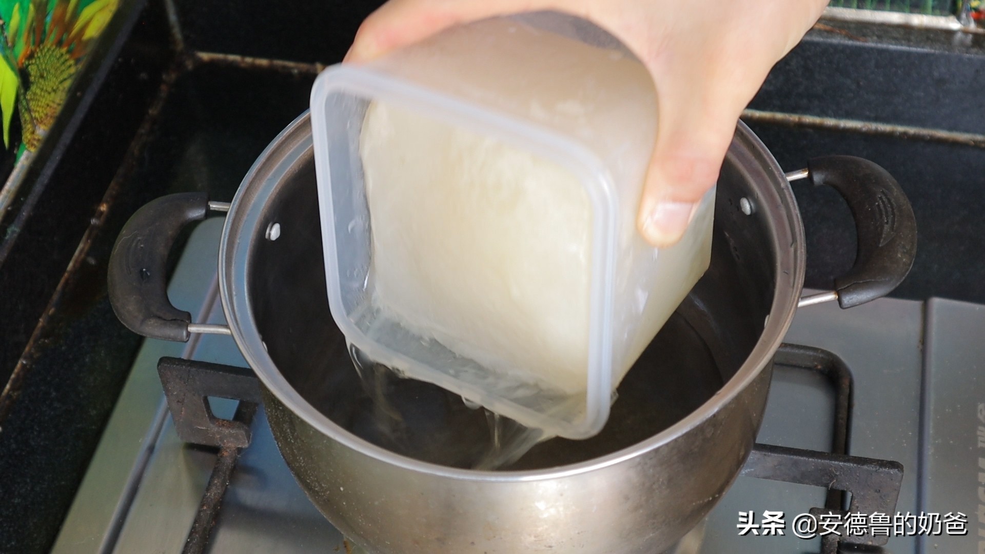 奶爸在家带着娃做馄饨现包现煮真材实料小朋友吃了一大碗