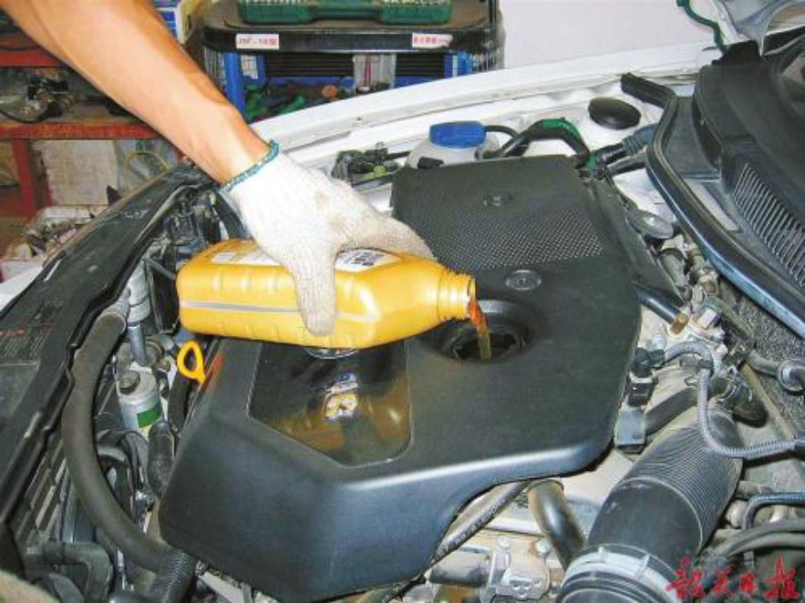 汽车什么时候换机油最合适呢,汽车跑多少公里必须换