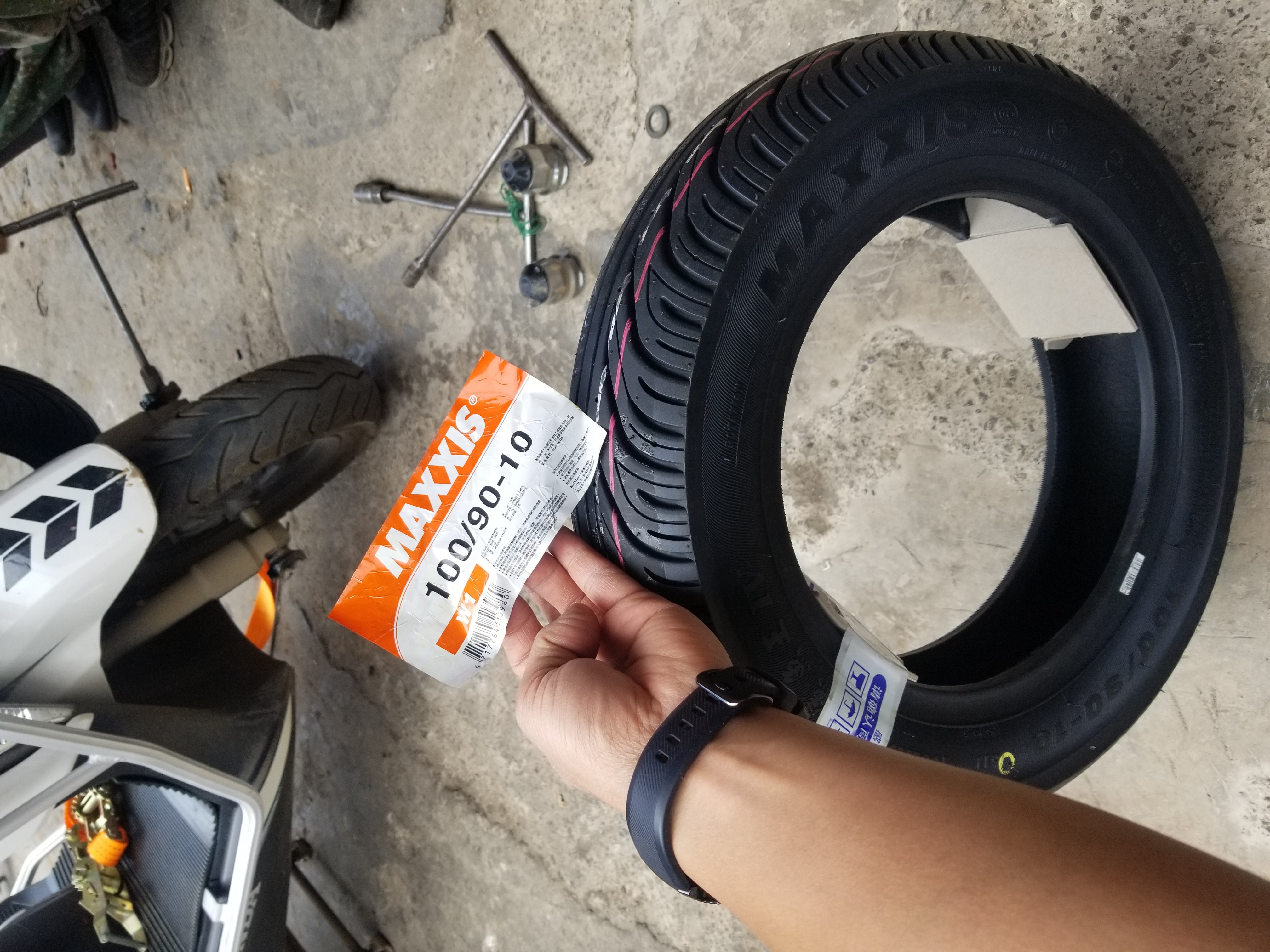 本田裂行125换后轮胎全过程,本田裂行125换轮胎要多少钱