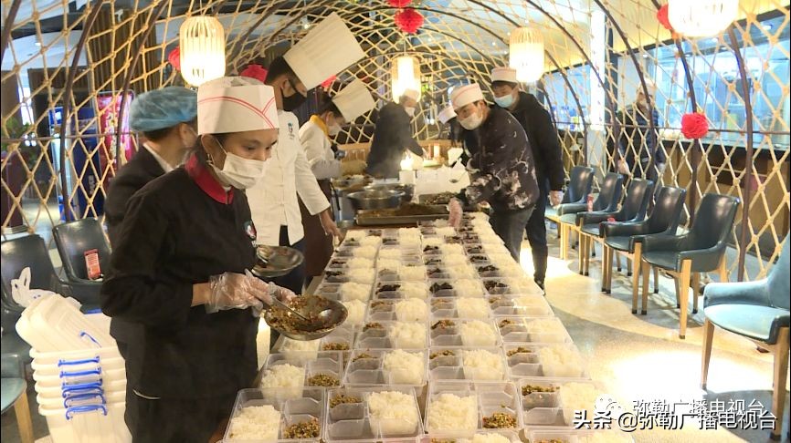 赞！弥勒这几家公司：减免摊位费，免费送餐、送菜，送消毒水...