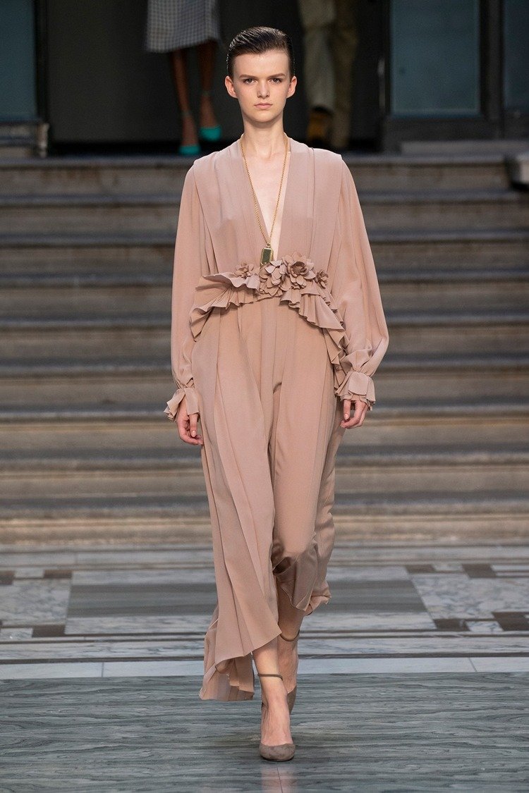 贝嫂单手抱小七的图片,贝嫂带小七走秀