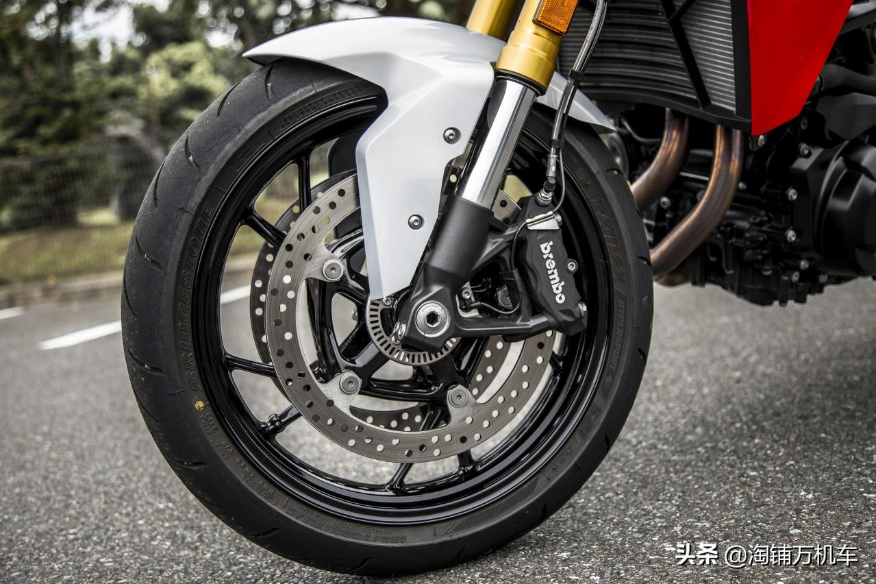 宝马f900r和杜卡迪950,宝马全新中型运动街车f900r赏析