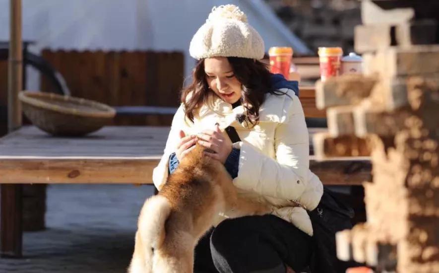 卖假包骗闺蜜！被虚荣心毁掉的女星丁小芹，从康熙女神沦为罪犯