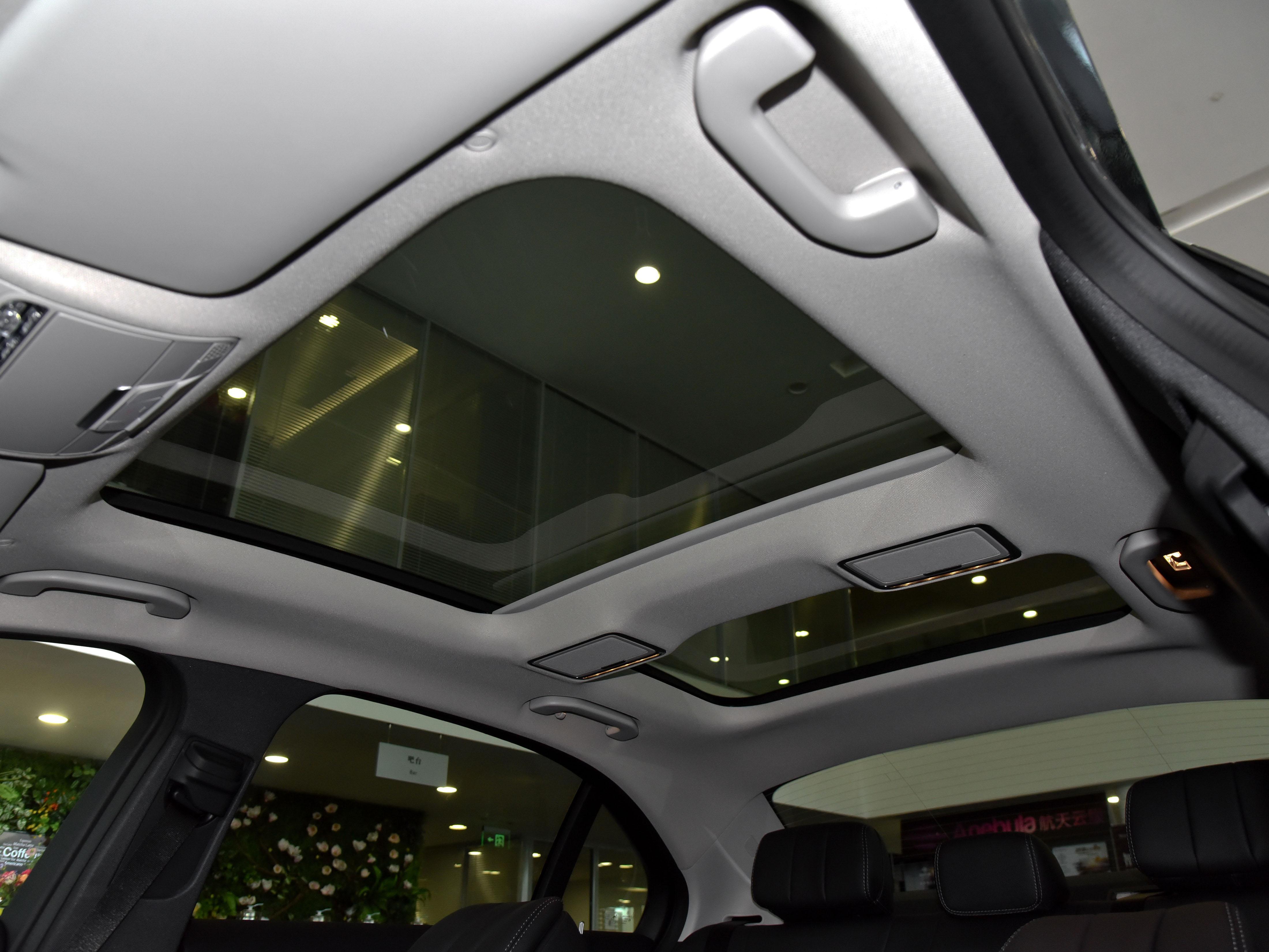 坐着空间大还舒服，开着省油还是豪华品牌，带你看奔驰C级