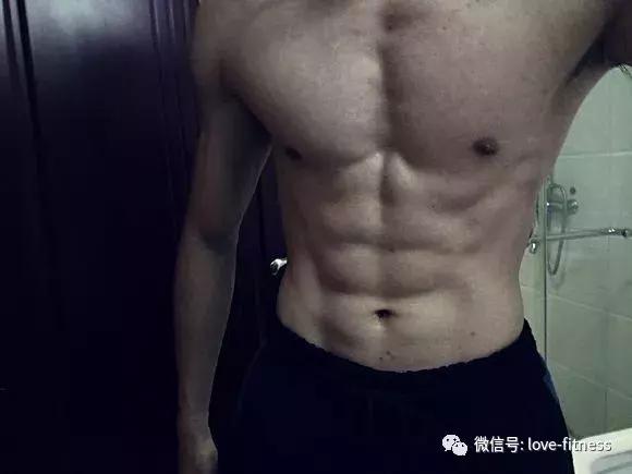 胸肌不厚没有立体感怎么回事,胸肌上部不饱满没有中缝