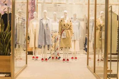 中国版ZARA跌下神坛!半年关店2400家,亏损高达5.4亿