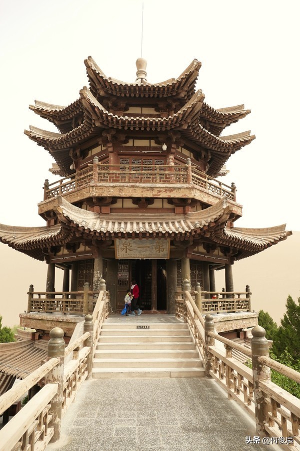 鸣沙山月牙泉堆满了游客,鸣沙山月牙泉景区