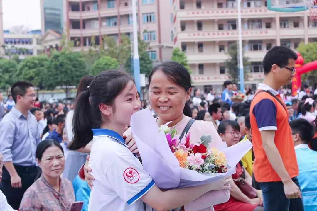 携十万好礼祝高州一中全体教师生日快乐