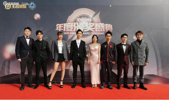 王者荣耀kpl最受欢迎选手梦泪领奖,王者荣耀梦泪获得奖项