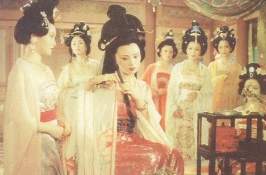 唐玄宗为什么不给杨贵妃一个皇后,唐玄宗为什么要把杨贵妃赶出宫门