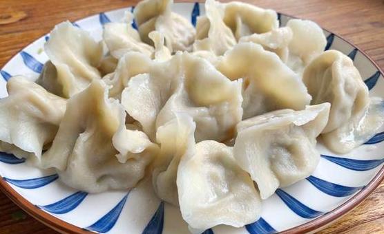 饺子皮用硬面还是软面,饺子皮怎样和面才能又软又筋道