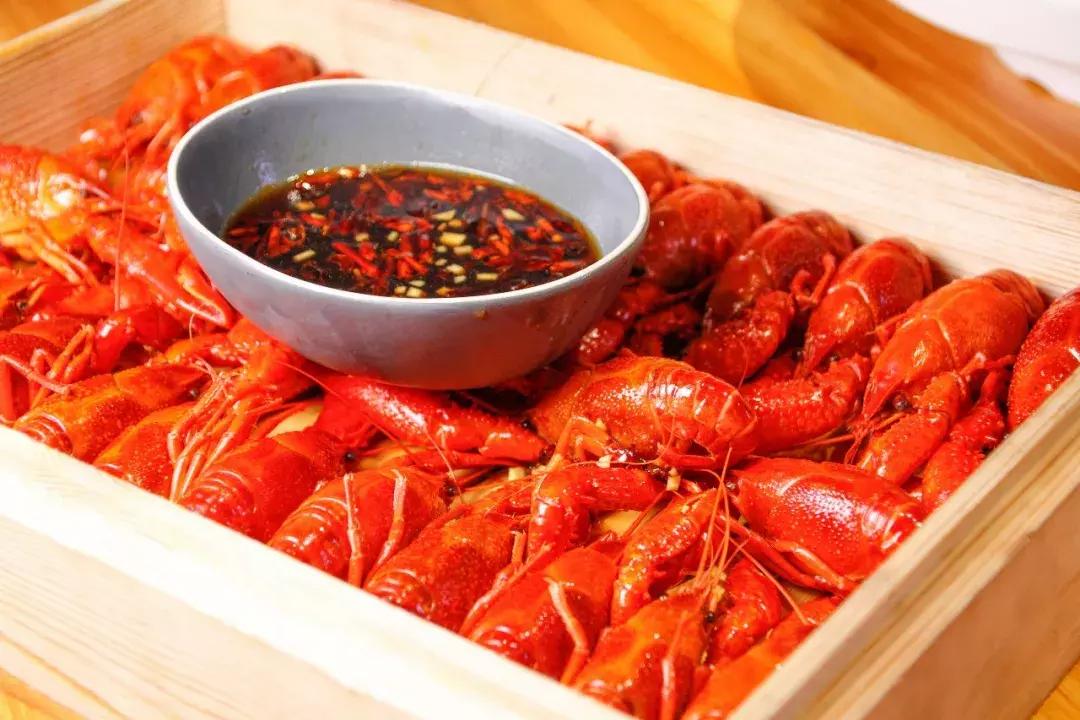 千人涌入二桥头狂欢！苦等365天，随州这个撸虾圣地一夜爆店！