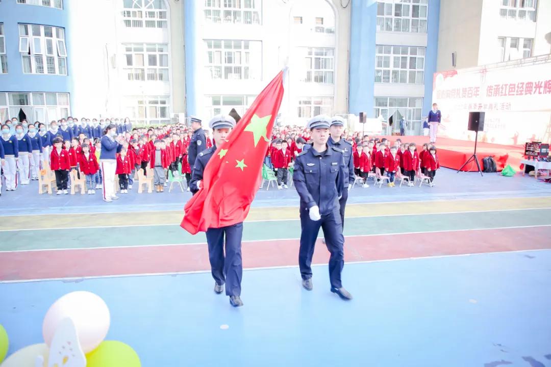 开学季百警坚守护学岗,开学季警察蜀黍温馨寄语